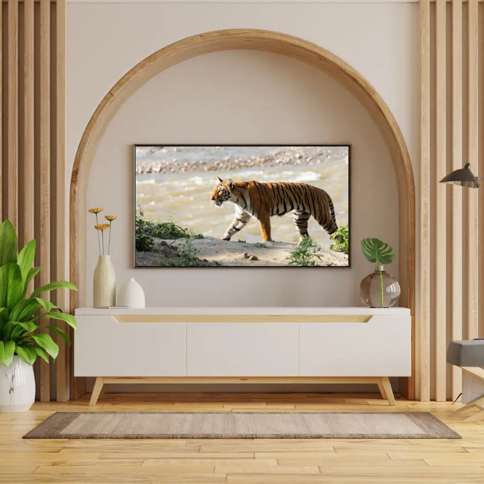 Tigre gracieux traversant la jungle - Art photographique animalier en bois - Art photographique animalier en bois