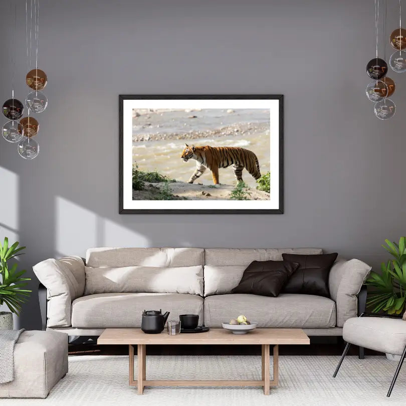 जंगल पार करता हुआ सुंदर बाघ - लकड़ी की वन्यजीव फोटो कलाकृति - लकड़ी की वन्यजीव फोटो कलाकृति