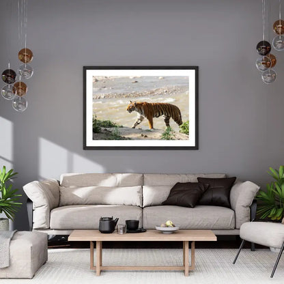 जंगल पार करता हुआ सुंदर बाघ - लकड़ी की वन्यजीव फोटो कलाकृति - लकड़ी की वन्यजीव फोटो कलाकृति