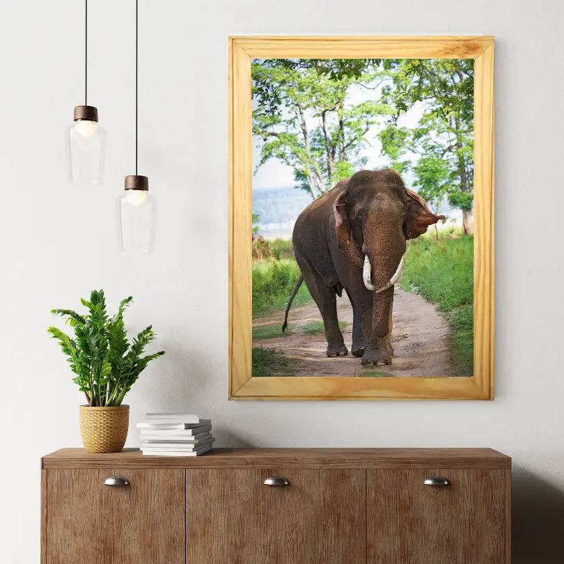 Reproduction d'art d'un éléphant majestueux retournant à la rivière - Cadre photo - Décoration murale - Retour à l'accueil