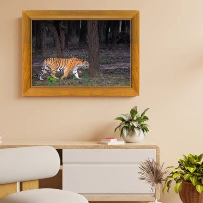 जंगली बाघ पहरा देते हुए - हस्तनिर्मित लकड़ी का फोटो फ्रेम | वन्यजीव कला दीवार सजावट